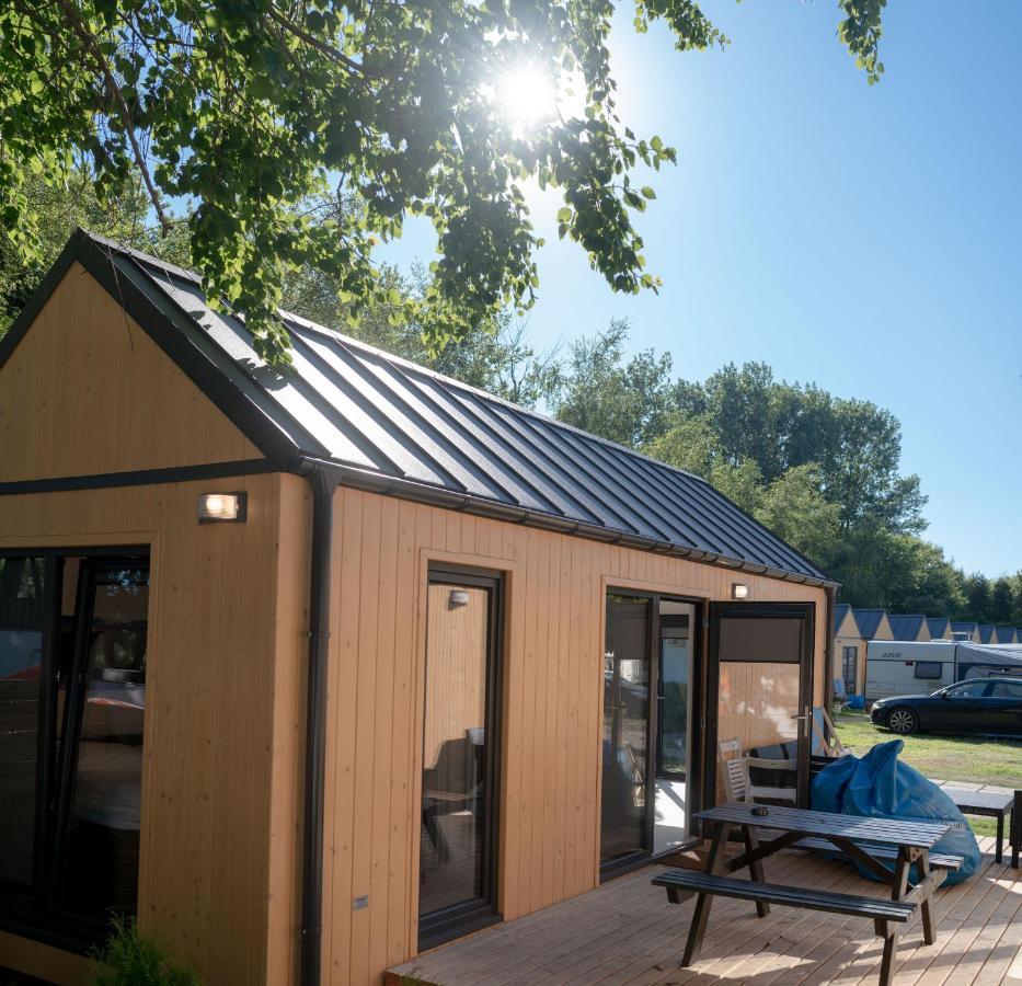 Pod Cyprysami - Surf & Family Resort 亚斯塔尔尼亚 外观 照片